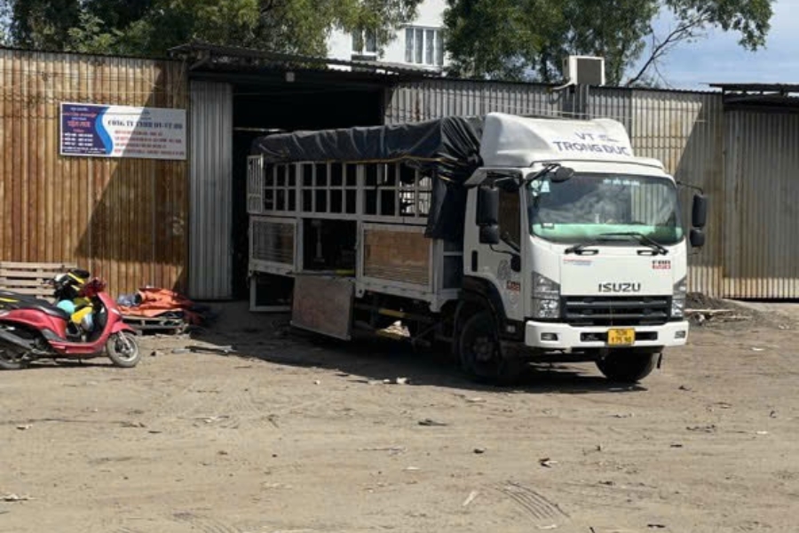 Dọn dẹp xe vận chuyển và chất hàng lên xe trước khi đi tỉnh. Dọn dẹp xe vận chuyển và chất hàng lên xe trước khi đi tỉnh.