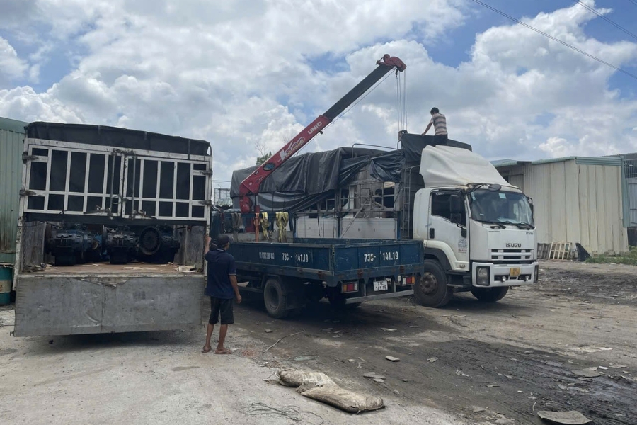 Nhân viên luôn kiểm tra hàng hóa trước khi xuất phát. Nhân viên luôn kiểm tra hàng hóa trước khi xuất phát.