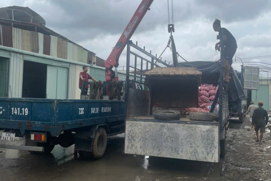 Luôn có đội ngũ nhân viên giám sát đảm bảo hàng hóa luôn được an toàn. Luôn có đội ngũ nhân viên giám sát đảm bảo hàng hóa luôn được an toàn.