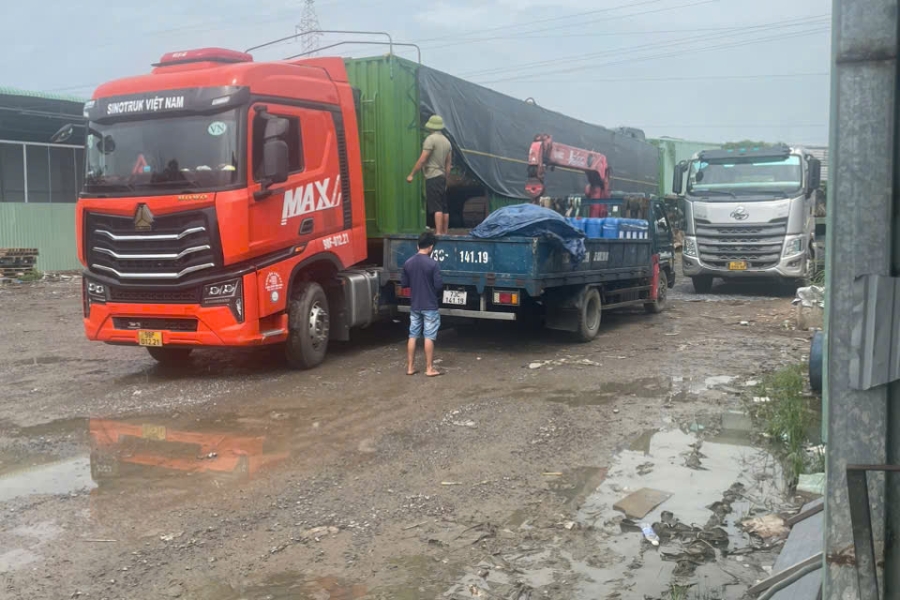 Nhân viên tiến hành khuân vác lô hàng lên xe và vận chuyển đi Đồng Tháp. Nhân viên tiến hành khuân vác lô hàng lên xe và vận chuyển đi Đồng Tháp.